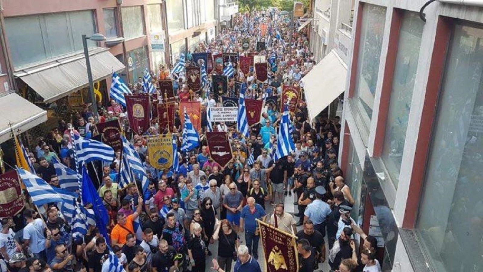 Σείεται η Κατερίνη για την Μακεδονία – Σπεύδουν ΜΑΤ να οχυρώσουν τα γραφεία ΣΥΡΙΖΑ -Δείτε Bίντεο